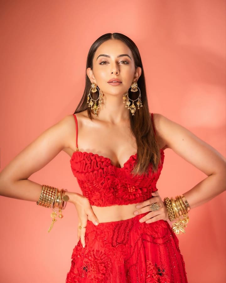 లైఫ్ చాలా సింపుల్​గా ఉంటుందని హీరోయిన్ రకుల్ ప్రీత్ సింగ్​ తెలిపింది. ఇన్​స్టాలో కొత్త ఫోటోలు షేర్ చేస్తూ.. దానికి క్యాప్షన్​గా ఇది పెట్టింది.(Images Source : Instagram/rakulpreet)