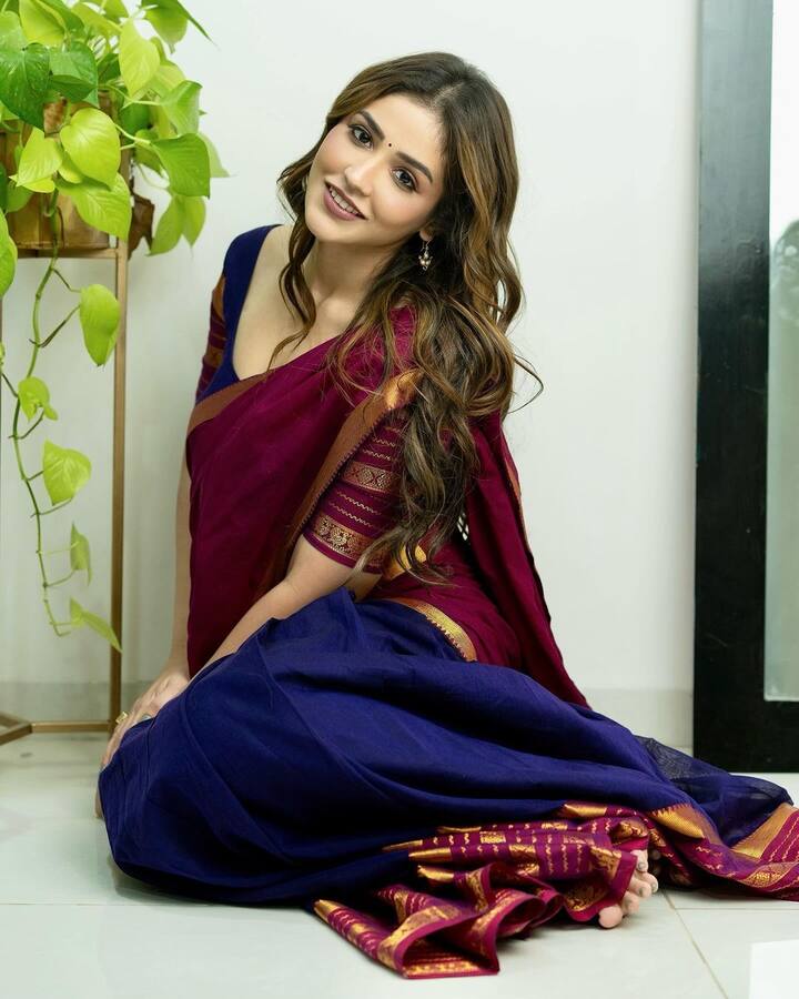 టాక్సీవాల సినిమాతో విజయ్ దేవర కొండ సరసన హీరోయిన్గా ఎంట్రీ ఇచ్చింది. ఈ సినిమాలో మాటే వినదుగా సాంగ్ అప్పట్లో ఓ రేంజ్లో హిట్ అయింది. (Images Source : Instagram/jawalkar)
