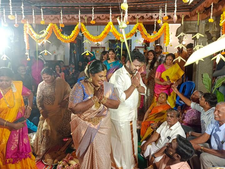 இந்த நிச்சயதார்த்த விழாவில் உறவினர்களும் நண்பர்களும் கலந்து கொண்டுள்ளனர்.