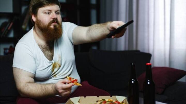 कोलेस्ट्रॉल का लेवल शरीर में ठीक ढंग से रहे इसलिए आपको हेल्दी डाइट का पालन करना चाहिए. जरा सी लापरवाली खराब कोलेस्ट्रॉल की वजह बन सकती है. पैकेज्ड स्नैक्स, डेयरी प्रोडक्ट्स और अधिक मात्रा में नॉनवेज खाने से शरीर में खराब कोलेस्ट्रॉल बढ़ने लगता है.