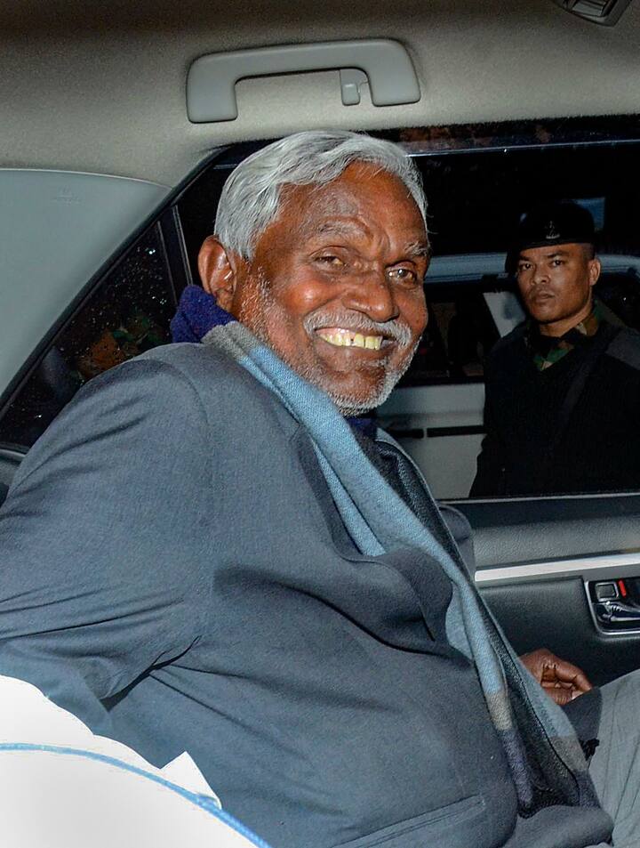झारखंड के नए मुख्यमंत्री के तौर पर चंपई सोरेन आज शपथ लेने वाले है. सरायकेला-खरसांवा जिले के जिलिंगगोड़ा गांव में अपने पिता के साथ खेतों में काम करने से लेकर नए मुख्यमंत्री के रूप में नाम प्रस्तावित किए जाने तक का चंपई सोरेन का सफर काफी संघर्षपूर्ण रहा है.