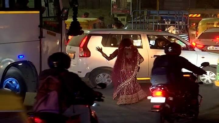 ABP News Ahmedabad Traffic: એસ.પી.રિંગ રોડ પર સર્જાયો ટ્રાફિકજામ, દુલ્હા- દુલ્હનના વાહનો અને જાનની બસ ફસાઈ