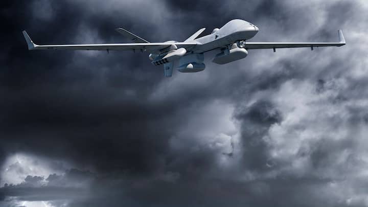 अमेरिकी कांग्रेस से भारत को प्रीडेटर ड्रोन बेचने के लिए हरी झंडी मिल गई है. इन ड्रोन की वजह से भारत की सैन्य क्षमता में कई गुना तक इजाफा होने वाला है. भारत को इससे न सिर्फ सीमाओं की निगरानी का मौका मिलेगा, बल्कि समुद्री इलाकों पर भी नजर रखी जा सकेगी.