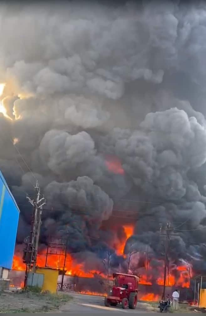 सिन्नरच्या मुसळगाव midc मधील कंपनी ला भीषण आग(Photo Credit : nashik reporter)