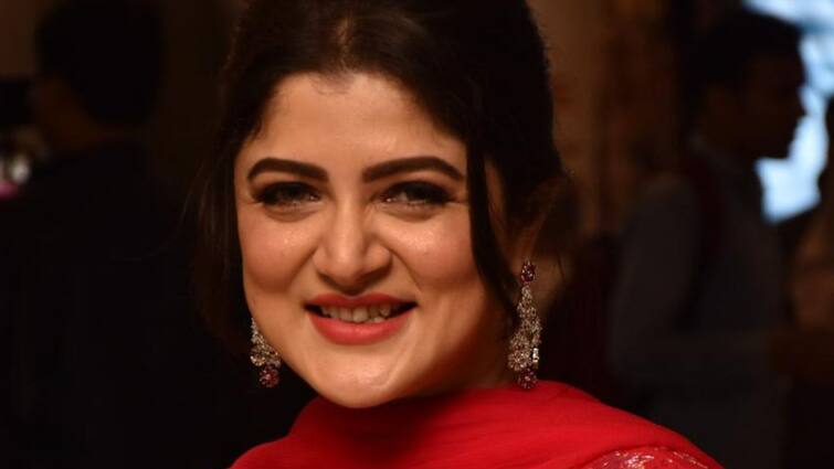 Sada Ronger Prithibi trailer released Srabanti Chatterjee attended the event Srabanti Chatterjee: 'সাদা রঙের পৃথিবী'-র জন্য রঙিন আয়োজন, শ্রাবন্তী এবার নিজেই নিজের প্রতিপক্ষ!