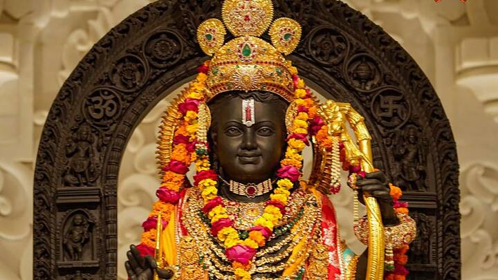 উদ্বোধনের দিন থেকেই ভক্তের ভিড় লেগেই রয়েছে রামমন্দিরে। প্রাণ প্রতিষ্ঠার পরের দিনেই মন্দিরে উপস্থিত হয়েছিলেন প্রায় ৫ লক্ষ দর্শনার্থী। তারপর এই সংখ্যাটা ক্রমেই বেড়েছে। ছবি- পিটিআই