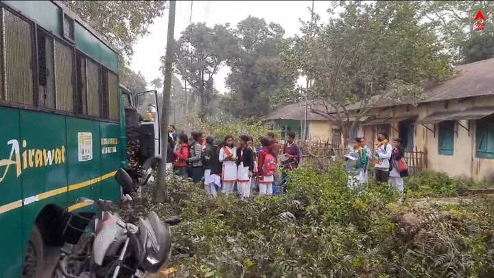 শুধু তাই নয়, জঙ্গলমহলের রাস্তার বিভিন্ন মোড়ে মোড়ে বন দফতরের কর্মীদেরকেও মোতায়েন করা হয়েছে।