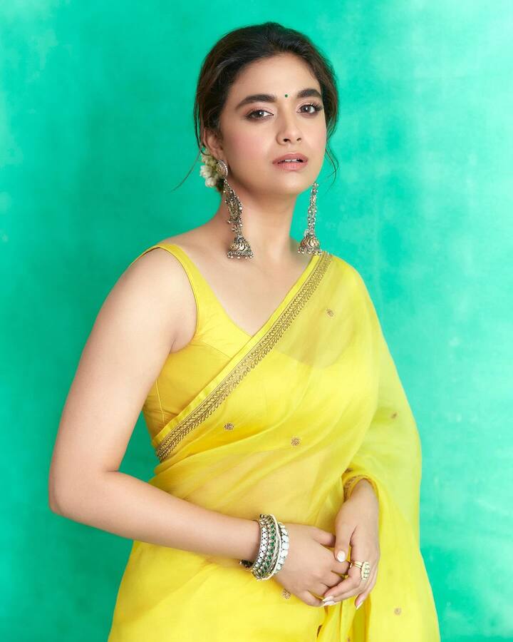 VD18తో కీర్తి సురేష్ బాలీవుడ్​లోకి ఎంట్రీ ఇస్తుంది. వరుణ్ ధావన్ సరసన హీరోయిన్​గా బాలీవుడ్​లోకి ఎంట్రీ ఇస్తుంది. రణ్​వీర్​ సింగ్​తో కలిసి ఓ యాడ్​ చేసిన ఈ భామ.. ఇప్పుడు నేరుగా బాలీవుడ్​లోకి ఎంట్రీ ఇస్తుంది.(Images Source : Instagram/keerthysureshofficial)