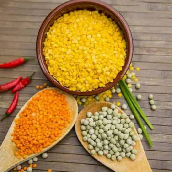 ਦਾਲ ਦੇ ਡੱਬੇ ਵਿੱਚ ਲਸਣ ਦੀਆਂ ਕਲੀਆਂ ਪਾਓ ਅਤੇ ਚੰਗੀ ਤਰ੍ਹਾਂ ਮਿਲਾਓ। ਇੱਕ ਵਾਰ ਸੁੱਕਣ ਤੋਂ ਬਾਅਦ, ਉਹਨਾਂ ਨੂੰ ਹਟਾਓ । ਤੁਸੀਂ ਇਸ ਹੈਕ ਦੀ ਵਰਤੋਂ ਕਰਦੇ ਹੋ, ਤਾਂ ਤੁਹਾਡੀ ਦਾਲ ਲੰਬੇ ਸਮੇਂ ਤੱਕ ਕੀੜਿਆਂ ਤੋਂ ਸੁਰੱਖਿਅਤ ਰਹੇਗੀ।