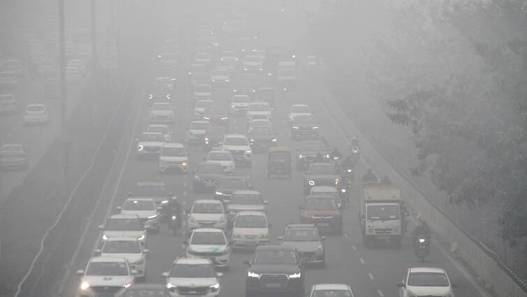 Gurugram weather update vehicle speed slow down due to dense fog after rain ANN Gurugram Weather Update: गुरुग्राम में छाया घना कोहरा, विजिबिलिटी हुई कम, सड़कों पर रेंगती नजर आ रहीं गाड़ियां