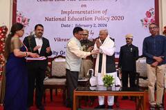 IN Pics: उज्जैन में सेमिनार, राज्यपाल मंगू भाई पटेल के साथ विश्वविद्यालय के कुलपतियों ने लिया हिस्सा, देखें तस्वीरें