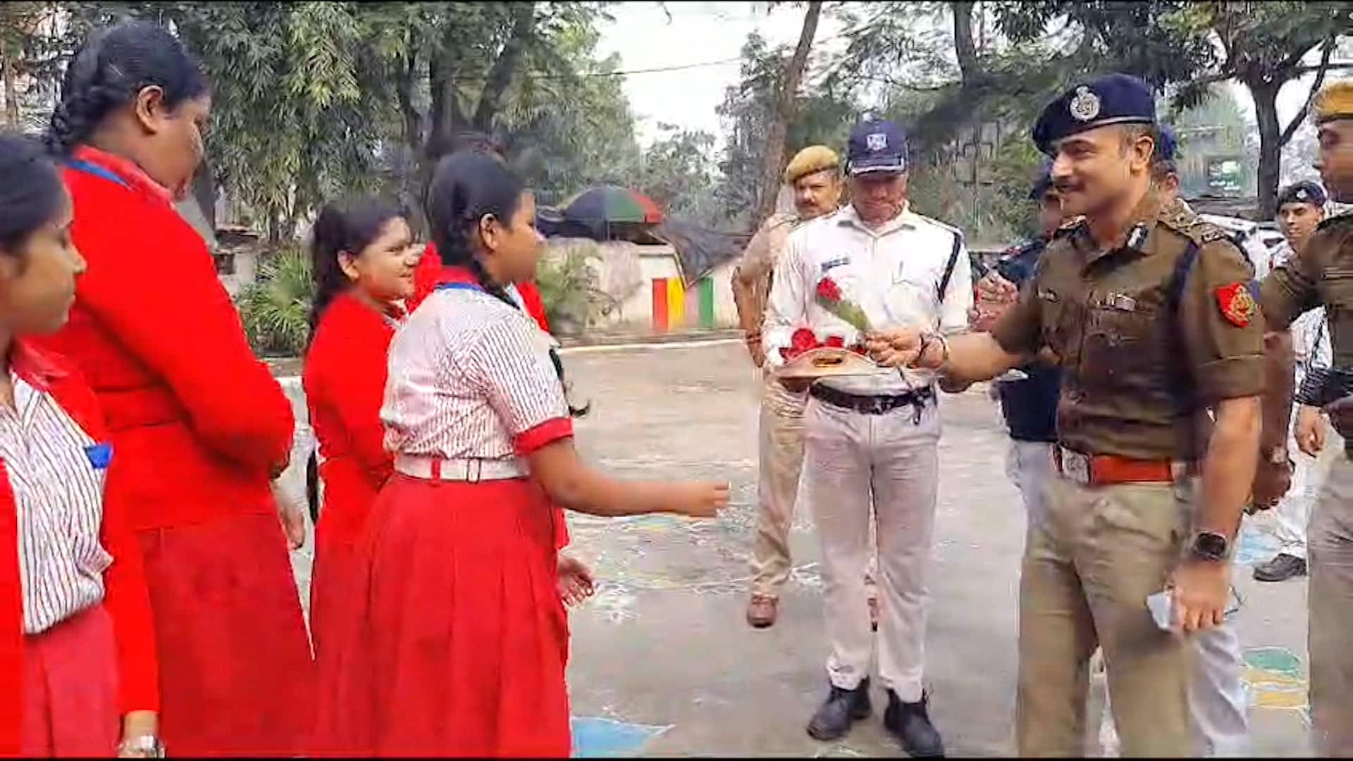 Madhyamik 2024: মাধ্যমিকে গোলাপ উপহার পুলিশের, হুটার বাজিয়ে পরীক্ষার্থীদের পৌঁছে দিল বন দফতর