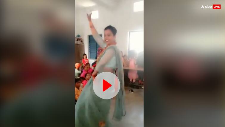 Singrauli Government School Female Teacher Dance on Sapna Choudhary Song on Teri Aakhya Ka Yo Kajal Republic Day Video Viral ann Watch: ... जब क्लास में शिक्षिका ने सपना चौधरी के गाने पर जमकर लगाए ठुमके, वीडियो वायरल