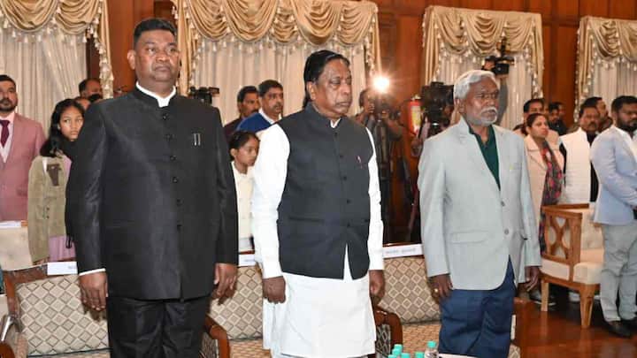 Champai Soren Oath: झारखंड के पूर्व मुख्यमंत्री हेमंत सोरेन के इस्तीफे के बाद आज चंपई सोरेन ने मुख्यमंत्री पद की शपथ ली. वे झारखंड के 12वें मुख्यमंत्री बने हैं.