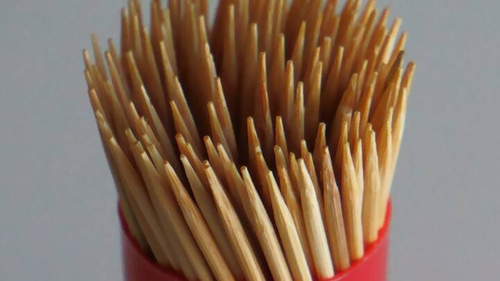 Toothpick After Eating :  काही लोकांना जेवल्यानंतर लगेच टूथपिक वापरण्याची सवय असते.याचा जास्त वापर केल्याने तुमचे दात आतून कमजोर होतात.