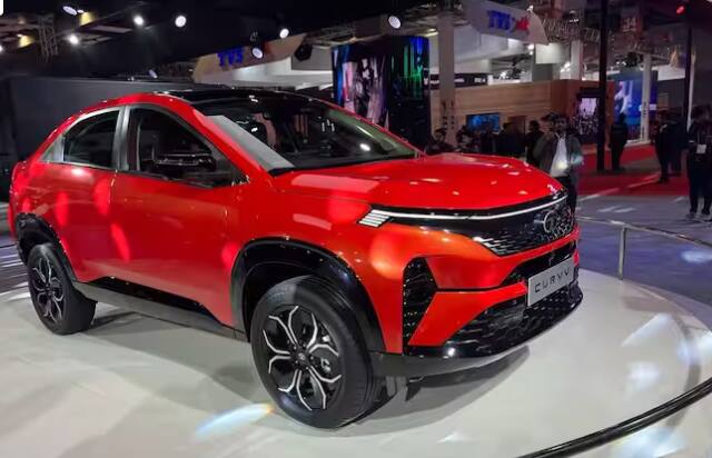 ਫਰੰਟ ਸਿਰੇ 'ਤੇ ਲਾਈਟ ਬਾਰ ਹੈ ਜੋ ਕਿ Nexon EV ਵਰਗੀ ਹੈ, ਪਰ ਇਹ ਵਧੇਰੇ ਹਮਲਾਵਰ ਦਿਖਾਈ ਦਿੰਦੀ ਹੈ। ਪਿਛਲੇ ਪਾਸੇ ਦੀ ਸਟਾਈਲਿੰਗ ਪਤਲੀ ਹੋ ਗਈ ਹੈ ਅਤੇ ਚੌੜੀਆਂ LED ਲਾਈਟਾਂ ਦਿਖਾਈ ਦੇ ਰਹੀਆਂ ਹਨ। ਇਸ ਵਿੱਚ ਇੱਕ ਸੂਖਮ ਰੀਅਰ ਸਪੌਇਲਰ ਵੀ ਹੈ ਅਤੇ ਇੱਕ ਸਾਫ਼ ਦਿੱਖ ਦਿੰਦਾ ਹੈ।