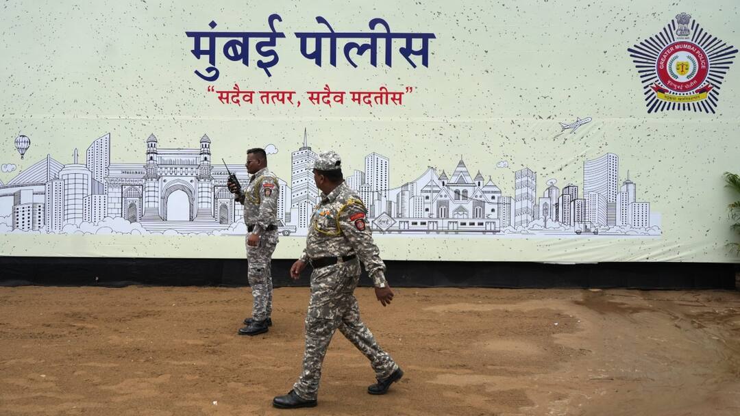 Bomb Threat: मुंबई ट्रैफिक पुलिस कंट्रोल रूम को मिली शहर में 6 जगह बम रखे जाने की धमकी, कई संदिग्ध जगहों पर छापेमारी Mumbai Traffic Police Control Room received threat of placing bombs at 6 places in the city Bomb Threat: मुंबई ट्रैफिक पुलिस कंट्रोल रूम को मिली शहर में 6 जगह बम रखे जाने की धमकी, कई संदिग्ध जगहों पर छापेमारी