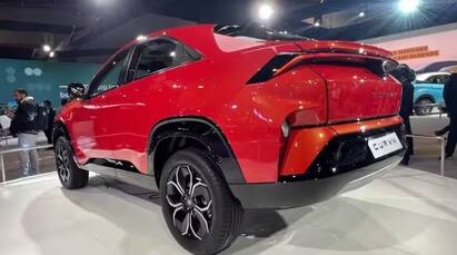 Tata Curvv SUV: ਨਵੀਂ ਕਰਵ ਆਕਰਸ਼ਕ ਦਿਖਾਈ ਦਿੰਦੀ ਹੈ। ਭਾਰਤੀ ਬਾਜ਼ਾਰ ਚ ਆਉਣ ਤੋਂ ਬਾਅਦ ਇਸ ਦਾ ਮੁਕਾਬਲਾ Hyundai Creta ਵਰਗੀਆਂ ਕਾਰਾਂ ਨਾਲ ਹੋਵੇਗਾ। ਇਹ 4 ਮੀਟਰ ਪਲੱਸ SUV ਹੋਵੇਗੀ।