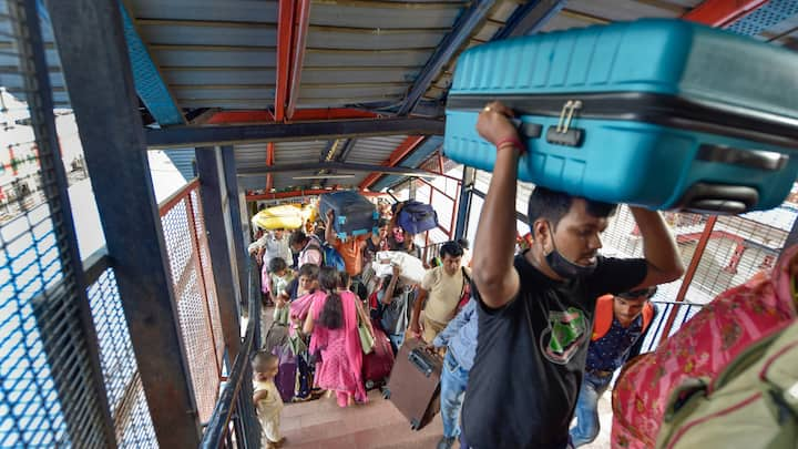 Train Luggage Limit: ट्रेन में यात्रा करने से पहले आपको ये जानना जरूरी है कि आप कितना सामान अपने साथ मुफ्त में लेकर जा सकते हैं. सामान ज्यादा होने पर आपको इसका चार्ज देना होता है.