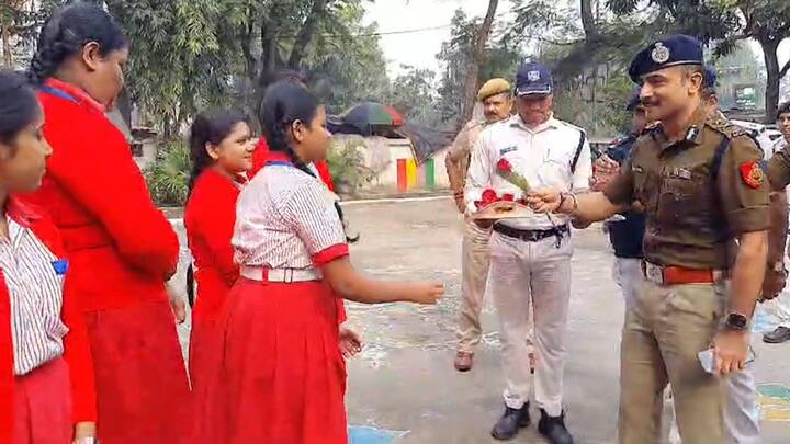 মাধ্যমিকে উৎসাহ দিতে পেন ও গোলাপ উপহার পুলিশের।