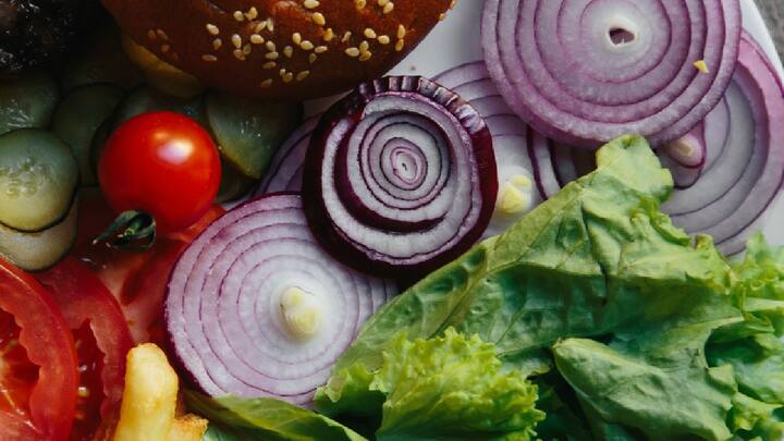 Raw Onion Benefits :   जेवताना कच्चा कांदा आपल्या भारतात घरी असो किंवा हॉटेल मध्ये हमखास मिळतो .
