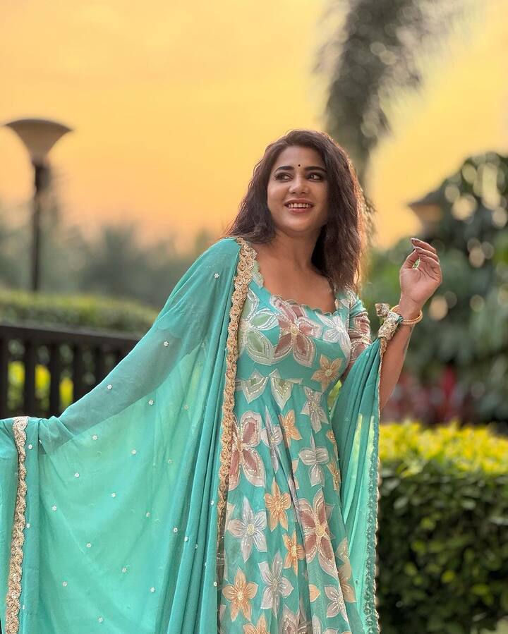 లగ్జరీ లైఫ్ కోసం తాపత్రయపడే పాత్రలో బ్రహ్మముడి సీరియల్ లో అద్భుతంగా నటిస్తోంది హమీదా