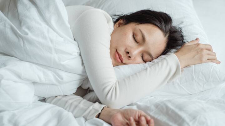 Lack of sleep:  आजकाल प्रत्येक व्यक्तीचे आयुष्य इतके व्यस्त असते की त्यांना झोपायला वेळच मिळत नाही.कमी झोपेमुळे शरीरात अनेक प्रकारचे आजार होऊ लागतात.