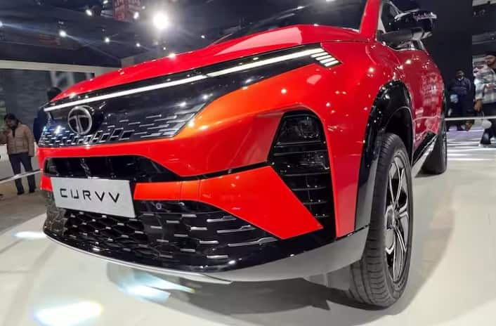 ਕਰਵ SUV ਦੇ ਸਾਈਜ਼ ਦੀ ਗੱਲ ਕਰੀਏ ਤਾਂ ਇਹ Nexon ਤੋਂ ਉੱਪਰ ਹੈ। ਇਸ ਦੀ ਲੰਬਾਈ 4308 mm, ਚੌੜਾਈ 1810 mm ਅਤੇ ਵ੍ਹੀਲਬੇਸ 2560 mm ਹੈ। ਇਸ ਦੀ ਬੂਟ ਸਪੇਸ 422 ਲੀਟਰ ਹੈ। ਇੰਟੀਰੀਅਰ ਦੀ ਗੱਲ ਕਰੀਏ ਤਾਂ ਡਿਜ਼ੀਟਲ ਫੋਕਸਡ ਕੈਬਿਨ ਡਿਜ਼ਾਈਨ ਦੇ ਨਾਲ ਕੰਸੈਪਟ ਮਾਡਲ ਦੀ ਤਰ੍ਹਾਂ, ਜੋ ਕਿ ਕਾਫੀ ਵਧੀਆ ਲੱਗ ਰਿਹਾ ਹੈ।