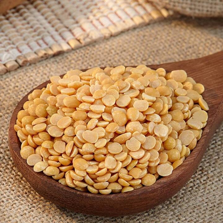 ਜਿਨ੍ਹਾਂ ਡੱਬਿਆਂ ਵਿੱਚ ਤੁਸੀਂ ਅਨਾਜ ਅਤੇ ਦਾਲਾਂ ਨੂੰ ਸਟੋਰ ਕਰਦੇ ਹੋ, ਉਨ੍ਹਾਂ ਨੂੰ ਚੰਗੀ ਤਰ੍ਹਾਂ ਸਾਫ਼ ਕਰੋ। ਇਹ ਵੀ ਧਿਆਨ ਰੱਖੋ ਕਿ ਇਨ੍ਹਾਂ ਵਿੱਚ ਕਿਸੇ ਕਿਸਮ ਦੀ ਨਮੀ ਨਾ ਹੋਵੇ। ਜਿੱਥੇ ਨਮੀ ਕਾਰਨ ਅਨਾਜ ਖਰਾਬ ਹੋਣ ਦਾ ਖਤਰਾ ਬਣਿਆ ਰਹਿੰਦਾ ਹੈ, ਉਥੇ ਇਹ ਕੀੜੇ-ਮਕੌੜਿਆਂ ਦੇ ਵਧਣ ਦਾ ਕਾਰਨ ਵੀ ਬਣਦਾ ਹੈ। ਇਸ ਲਈ ਸਫਾਈ ਦਾ ਖਾਸ ਧਿਆਨ ਰੱਖੋ।