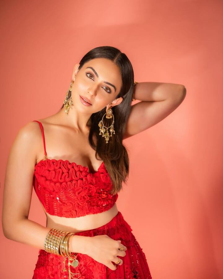 ఈ ఫోటోలను ఇన్స్టాలో షేర్ చేస్తూ.. Life is simple , it’s either cherry red or any other red ❤️ అంటూ క్యాప్షన్ ఇచ్చింది.(Images Source : Instagram/rakulpreet)