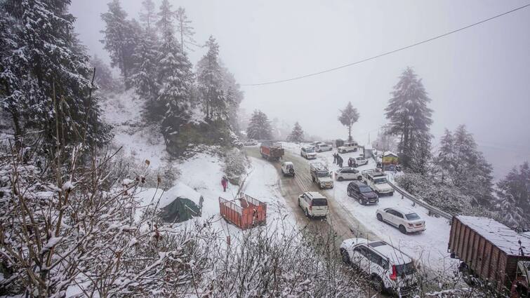 हिमाचल में भारी बर्फबारी के बाद आम जनजीवन प्रभावित, जाम हुईं सड़कें, 6 नेशनल हाईवे बंद