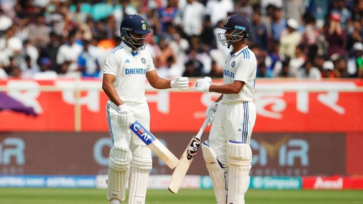 শ্রেয়স, পাতিদাররা বড় রান করতে না পারলেও, যশস্বী তাঁদের সঙ্গে পার্টনারশিপ গড়ে ভারতকে তিনশোর গণ্ডি পার করান।