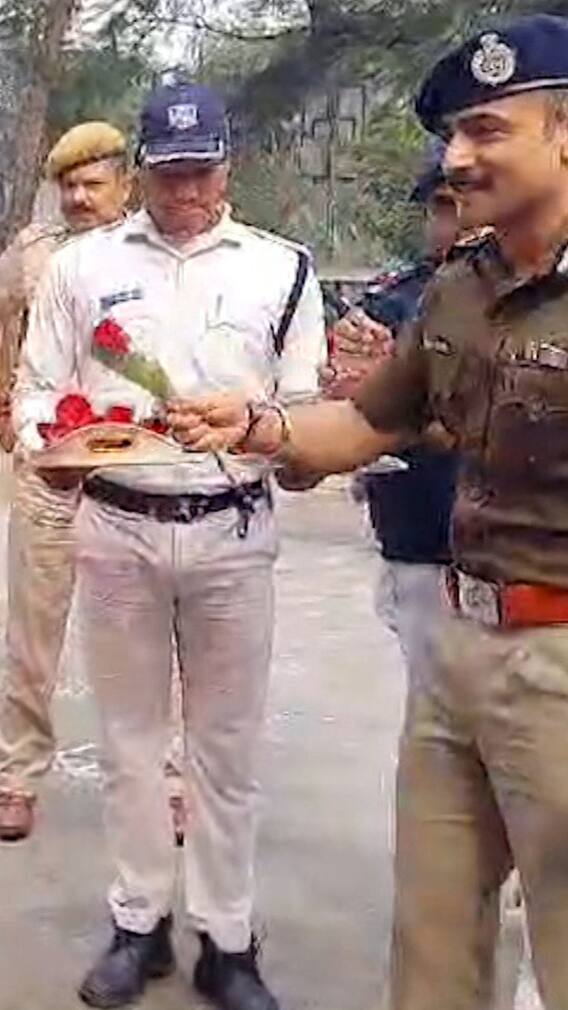 মাধ্যমিকে পরীক্ষার্থীদের গোলাপ উপহার পুলিশের