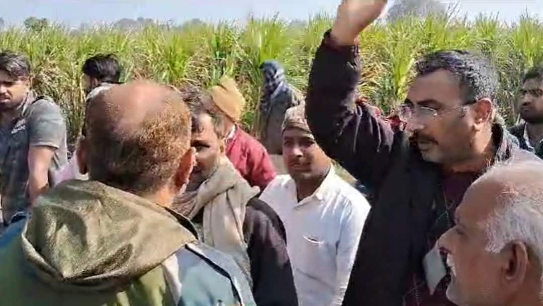 UP News: मेरठ में अंडरपास बनाने आई रेलवे टीम के साथ किसानों की झड़प, जमकर हुआ हंगामा और जेसीबी कराई बंद Meerut Farmers Clash With Railway Team Came to Build Underpass huge uproar ANN UP News: मेरठ में अंडरपास बनाने आई रेलवे टीम के साथ किसानों की झड़प, जमकर हुआ हंगामा और जेसीबी कराई बंद