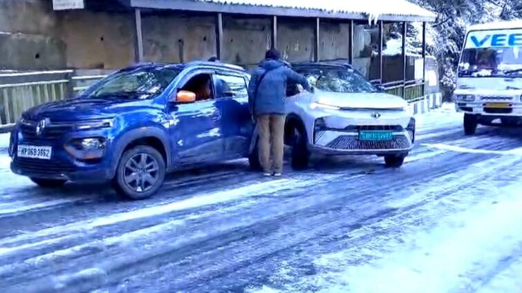 Shimla Snowfall Vehicles Himachal Pradesh car slipping on roads advised not to drive unless necessary ann Shimla News: शिमला की सड़कों पर फिसल रही गाड़ियां, गैर जरूरी होने पर ड्राइव न करने की सलाह