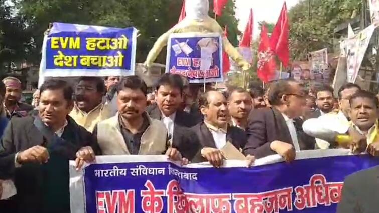 kanpur news Advocates protest against evm and demanding loksabha election on ballot paper ann Kanpur में वकीलों का प्रदर्शन, बैलेट पेपर से चुनाव कराने की मांग की, कहा- 'वोटरों को टेक्नोलॉजी की जानकारी नहीं'