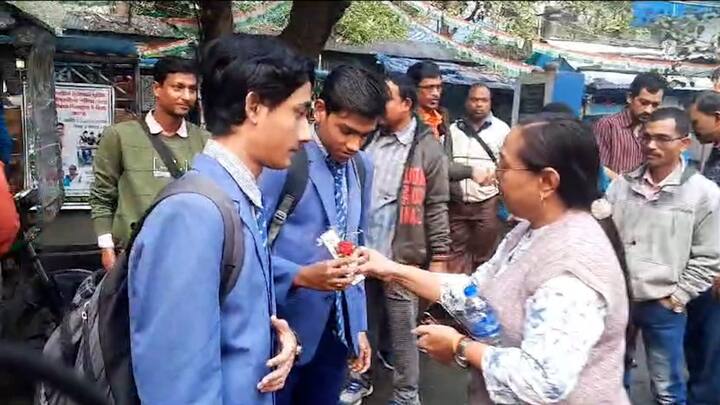 উল্টোডাঙ্গা ধর বাগানে সারদা প্রসাদ ইনস্টিটিউট ফর গার্লস সেন্টারে তিনটি স্কুলের পরীক্ষা রয়েছে আজ। তিনটি স্কুল মিলিয়ে ২১৬ জন মাধ্যমিক পরীক্ষার্থী। মাধ্যমিক পরীক্ষার্থীদের পেন এবং গোলাপ দিয়ে জীবনের প্রথম সবথেকে বড় পরীক্ষায় উৎসাহ দেওয়া হয়েছে।