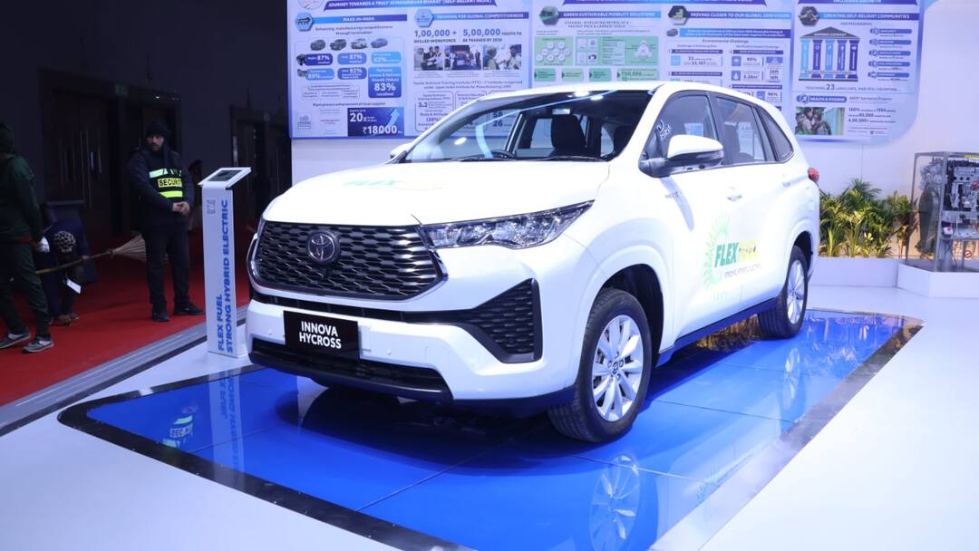 Toyota Kirloskar Motor showcased the flex fuel version of their Innova Hycross SUV Toyota Innova Hycross Flex Fuel: भारत मोबिलिटी शो 2024 में टोयोटा का जलवा, कंपनी ने पेश की फ्लेक्स फ्यूल इनोवा हाइक्रॉस 