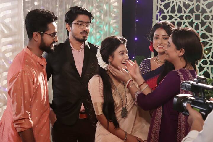 আর সেখানেই হাজির হয়েছেন, ধারাবাহিক 'মিঠিঝোরা' থেকে রাইপূর্ণা ও নীলাঞ্জনা। একটি গানের সঙ্গে পারফর্ম করবেন এই দুই অভিনেত্রী।