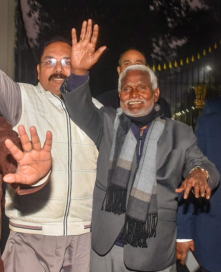झामुमो प्रमुख शिबू सोरेन के वफादार माने जाने वाले राज्य के परिवहन मंत्री चंपई सोरेन को 1990 के दशक में अलग (झारखंड) राज्य के लिए चली लंबी लड़ाई में योगदान देने को लेकर ‘झारखंड टाइगर’ के नाम से भी जाना जाता है.