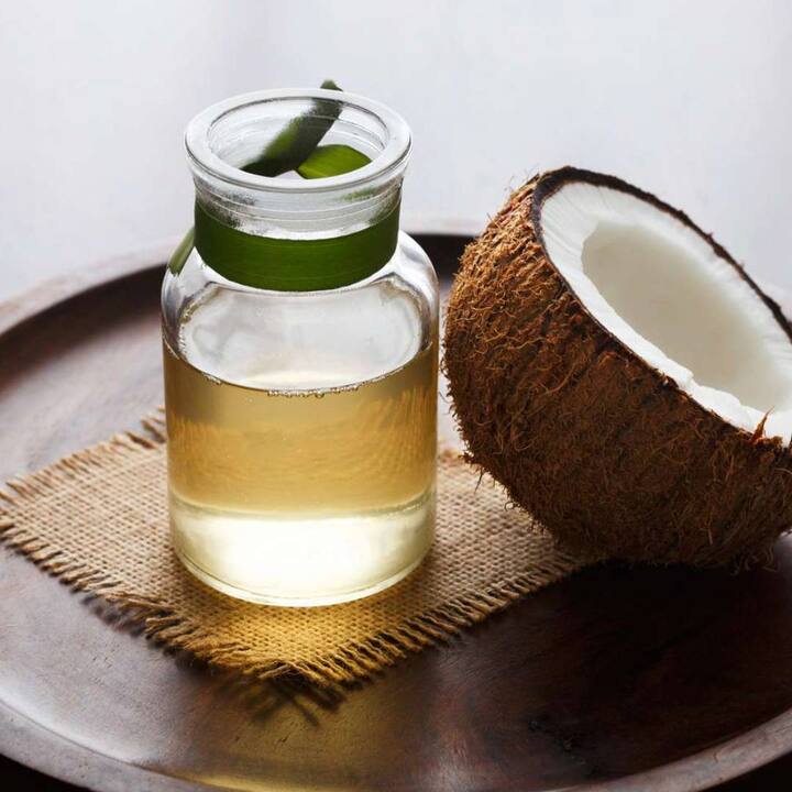 ਨਾਰੀਅਲ ਤੇਲ LDL ਯਾਨੀ ਖਰਾਬ ਕੋਲੈਸਟ੍ਰੋਲ ਅਤੇ HDL ਯਾਨੀ ਚੰਗੇ ਕੋਲੈਸਟ੍ਰੋਲ ਦੇ ਪੱਧਰ ਨੂੰ ਵਧਾਉਂਦਾ ਹੈ। ਇਹ ਤੇਲ ਉਨ੍ਹਾਂ ਲੋਕਾਂ ਨੂੰ ਪਰੇਸ਼ਾਨ ਕਰ ਸਕਦਾ ਹੈ ਜਿਨ੍ਹਾਂ ਦੇ ਖੂਨ ਵਿੱਚ ਪਹਿਲਾਂ ਹੀ ਕੋਲੇਸਟ੍ਰੋਲ ਦਾ ਪੱਧਰ ਉੱਚਾ ਹੈ।