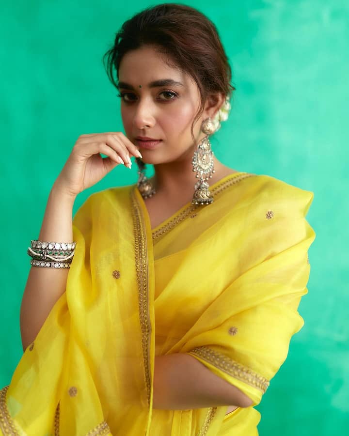 ఈ ఫోటోలను ఇన్​స్టాలో షేర్ చేసింది కీర్తి. New Beginnings and Yellow! ✨💛  #VD18 అంటూ తన కొత్త సినిమా గురించి అప్​డేట్ ఇచ్చింది.(Images Source : Instagram/keerthysureshofficial)