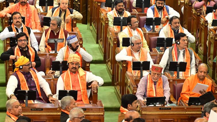 UP Assembly BJP MLA wearing Ram Nam Patka and Slogan Jai Shree Ram Slogan SP Leader Uproar UP Assembly: यूपी विधानसभा हुई राममय, राम नामी पटका पहने दिखे बीजेपी विधायक, जय श्री राम के लगे नारे