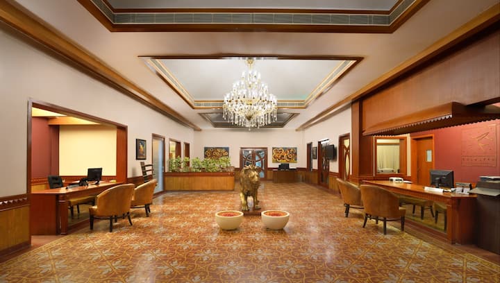 बता दें कि जेएमएम नेता चंपई सोरेन ने शुक्रवार को झारखंड के 12वें मुख्यमंत्री के रूप में शपथ ली. उन्हें रांची के राजभवन में राज्यपाल सी पी राधाकृष्णन ने पद की शपथ दिलाई. शपथ समारोह में जेएमएम के नेतृत्व वाले गठबंधन के वरिष्ठ नेता शामिल हुए.