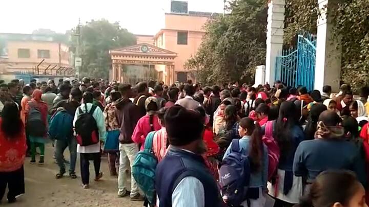 সল্টলেকে এবার মাধ্যমিক পরীক্ষার সিট্ পড়েছে পাঁচটি স্কুলে। এই পাঁচটি স্কুলে ছাত্র ছাত্রীদের যাতে পৌঁছতে কোনও অসুবিধা না হয় সেই কারণে বৈশাখী ফুটব্রিজ থেকে বিধান নগর পৌর নিগমের ডেপুটি মেয়র এর নেতৃত্বে ফ্রিতে টোটো ও অটো পরিষেবা দেওয়া হয়েছে। শুধু তাই নয় তাদের ফুল দিয়ে শুভেচ্ছা জানানো হয়েছে।