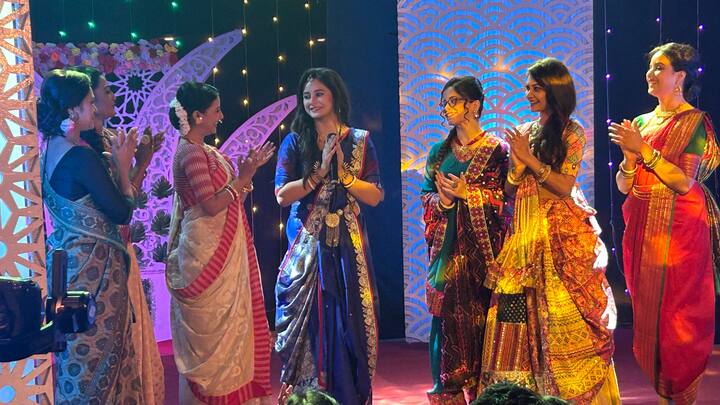 তবে অনুষ্ঠানের আগেই পোশাক নিয়ে সমস্যায় পড়ে তিতির। শেষে ঠিক করে, নিজের সংগ্রহে রাখা শাড়ি দিয়েই সবাইকে সাজাবে। তবে সেই শাড়িও নষ্ট করে দিয়ে যায় কেউ।