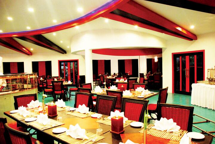 रिजॉर्ट हुसैन सागर झील और बिड़ला मंदिर से 29 किमी दूर है. रिजॉर्ट में विधायकों को मुफ्त वाई-फाई, वेलनेस स्पा, लियो जुवेंटा जैसी सुविधाओं का लुत्फ उठाएंगे. इसके अलावा रिजोर्ट में अतंरराष्ट्रीय कंवेनशन केंद्र और थिएटर भी मौजूद हैं.