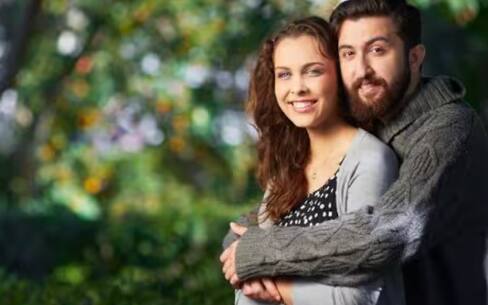 ਕਿਹਾ ਜਾਂਦਾ ਹੈ ਕਿ ਦਿਲ ਦਾ ਰਸਤਾ ਪੇਟ ਰਾਹੀਂ ਹੁੰਦਾ ਹੈ। ਅਜਿਹੇ 'ਚ ਤੁਸੀਂ ਆਪਣੇ ਪਾਰਟਨਰ ਦੀ ਮਨਪਸੰਦ ਡਿਸ਼ ਆਪਣੇ ਹੱਥਾਂ ਨਾਲ ਤਿਆਰ ਕਰ ਸਕਦੇ ਹੋ। ਇਹ ਤੁਹਾਡੇ ਸਾਥੀ ਲਈ ਇੱਕ ਸ਼ਾਨਦਾਰ ਸਰਪ੍ਰਾਈਜ਼ ਹੋਵੇਗਾ।