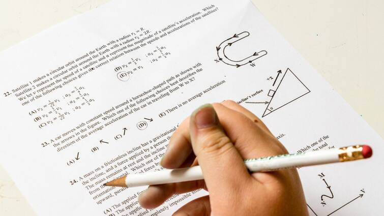 Board Exam Tips: बोर्ड परीक्षा के दौरान छात्र भूल कर भी ना करें ये गलतियां, उठाना पड़ सकता है खामियाजा Board Exam Preparation Tips students have to avoid common mistakes CBSE CISCE UP Board Board Exam Tips: बोर्ड परीक्षा के दौरान छात्र भूल कर भी ना करें ये गलतियां, उठाना पड़ सकता है खामियाजा