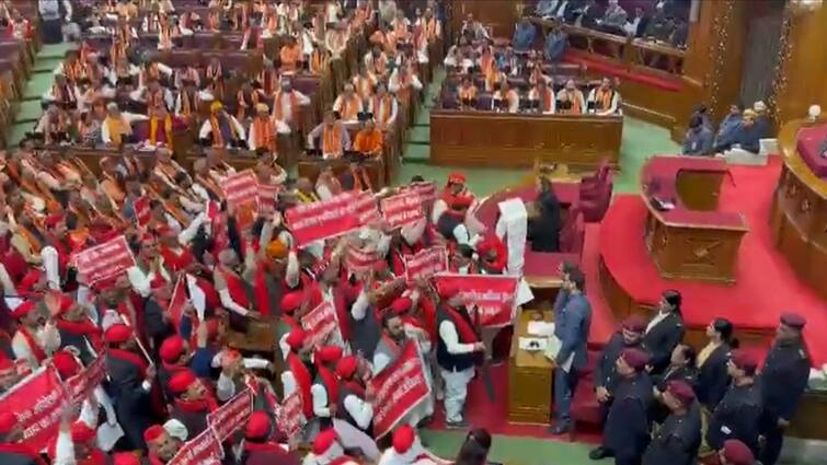 UP Assembly Budget Session 2024 Samajwadi Party demonstrated before the budget session of Uttar Pradesh Assembly UP Budget Session 2024: राज्यपाल कर रहीं थीं संबोधित, सपा विधायक वेल में पहुंचे, किया प्रदर्शन, अखिलेश ने लगाए गंभीर आरोप